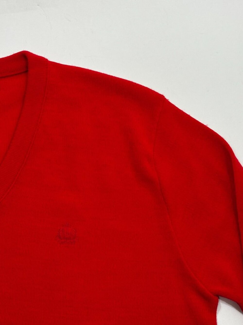Vintage IZOD Mens Large Red V-Neck Sweater Acrylic Embroidered Crest Preppy USA - Picture 5 of 16
